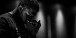 homme étant concentré