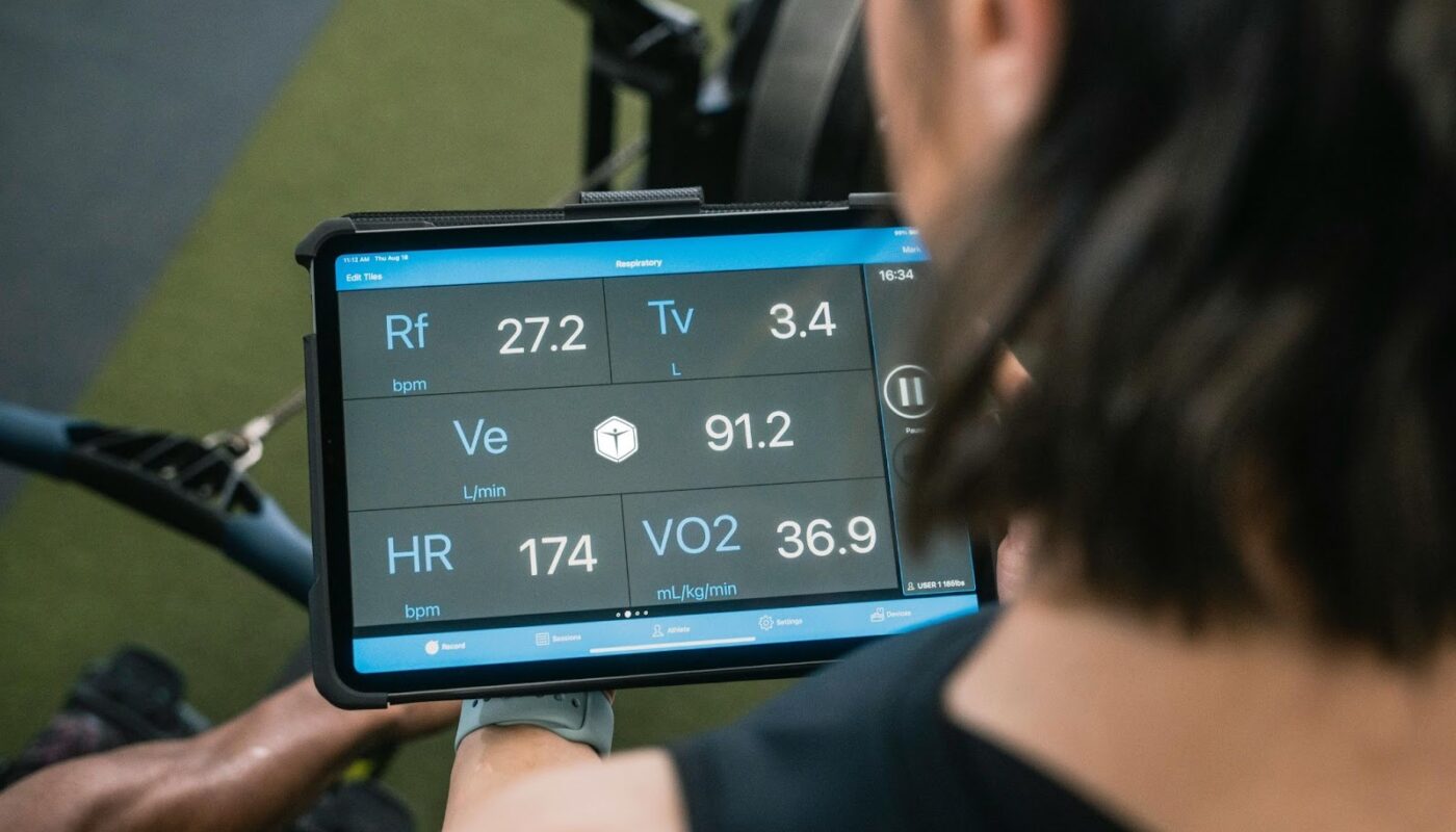 Personne consultant des données d’entraînement affichées sur une tablette