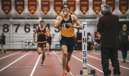 Coureur franchissant la ligne d’arrivée lors d’une course en salle