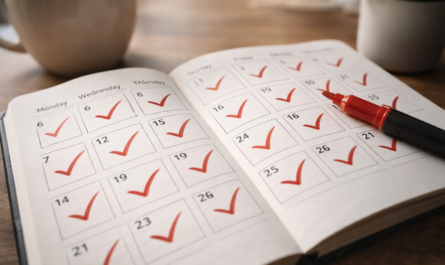 Agenda ouvert avec plusieurs jours cochés en rouge, illustrant le suivi régulier d’objectifs ou d’habitudes